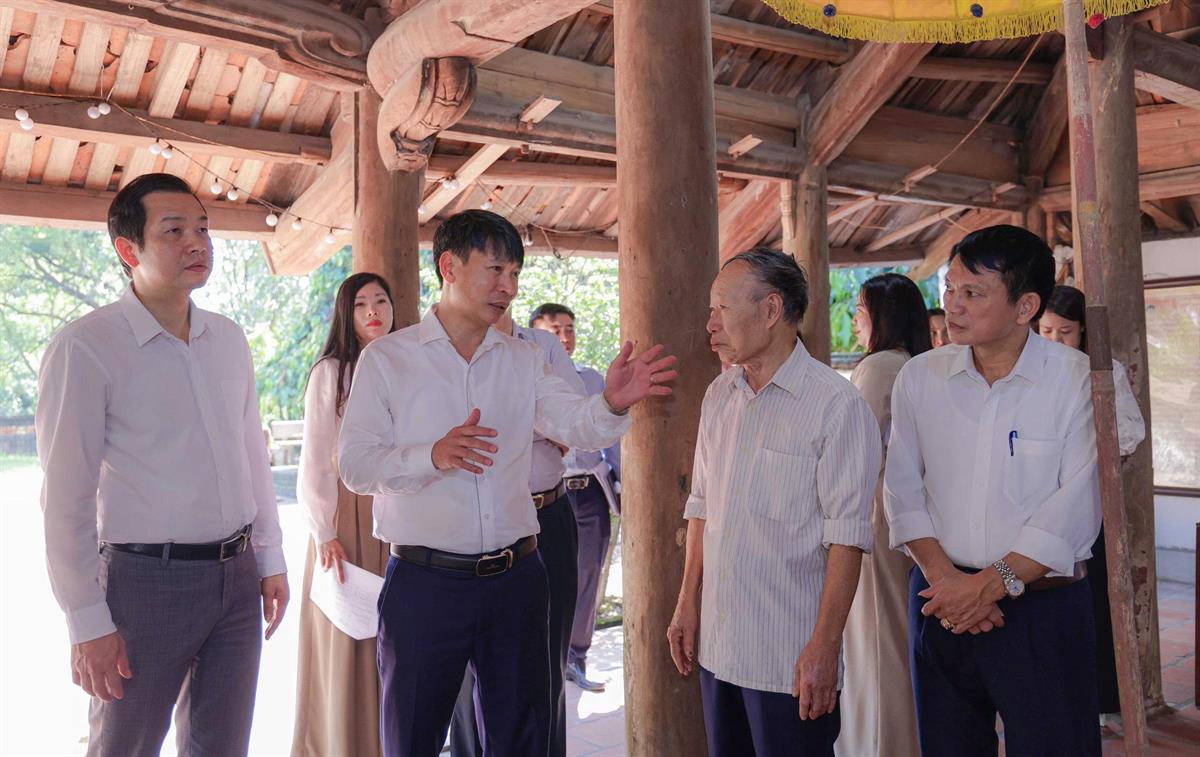 Phó Chủ tịch UBND tỉnh Nguyễn Khắc Hiếu kiểm tra một số di tích xuống cấp