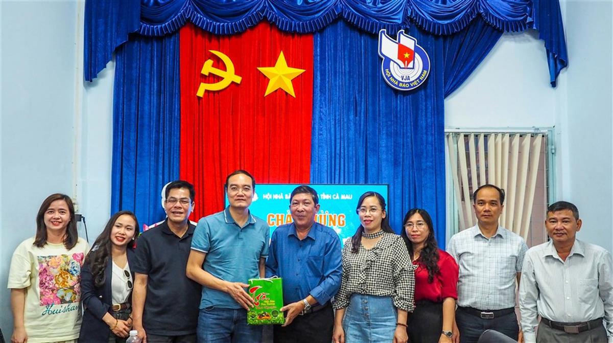 Đến với đồng nghiệp Đất Mũi anh hùng